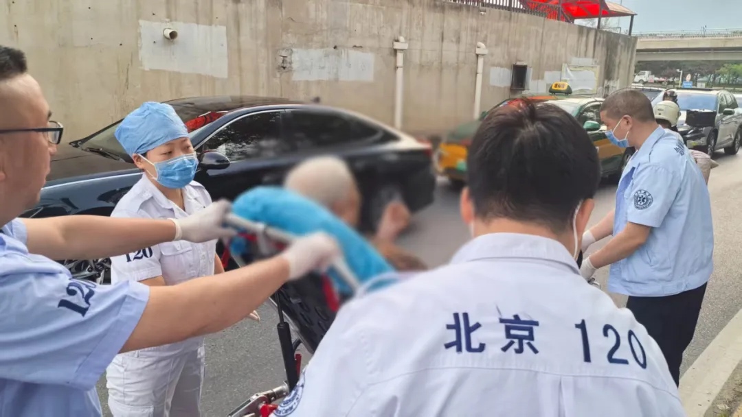 一个老人独自出来散步，跌倒了。 Shiji