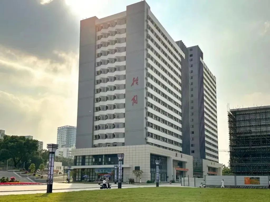 “在大学宿舍的运作之外”应该承受公共福利品