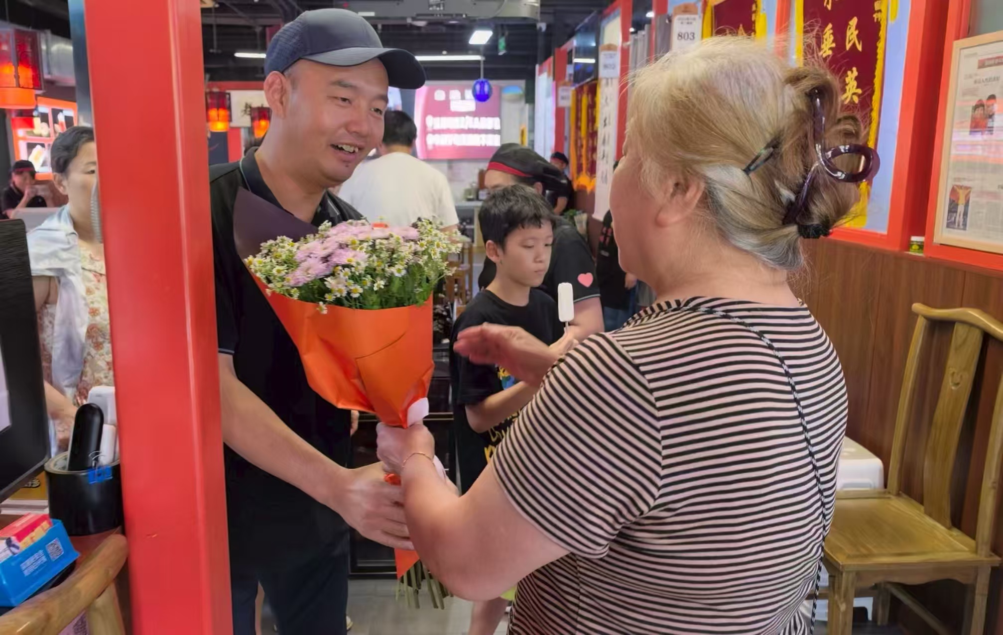 参观英雄的Hotpot餐厅：Luan Luwei的记忆和对烟花的