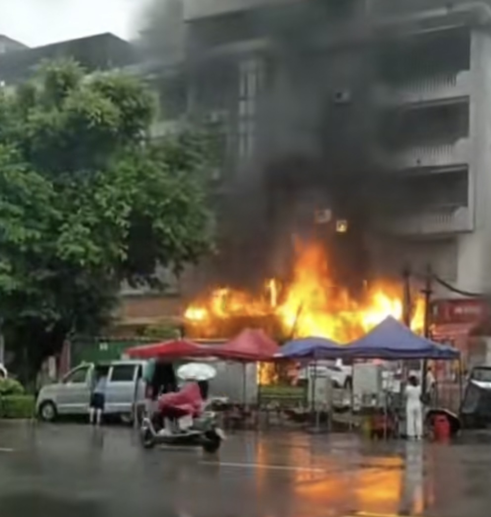 一场大火在广西武茂的一栋住宅建筑中爆炸，炸