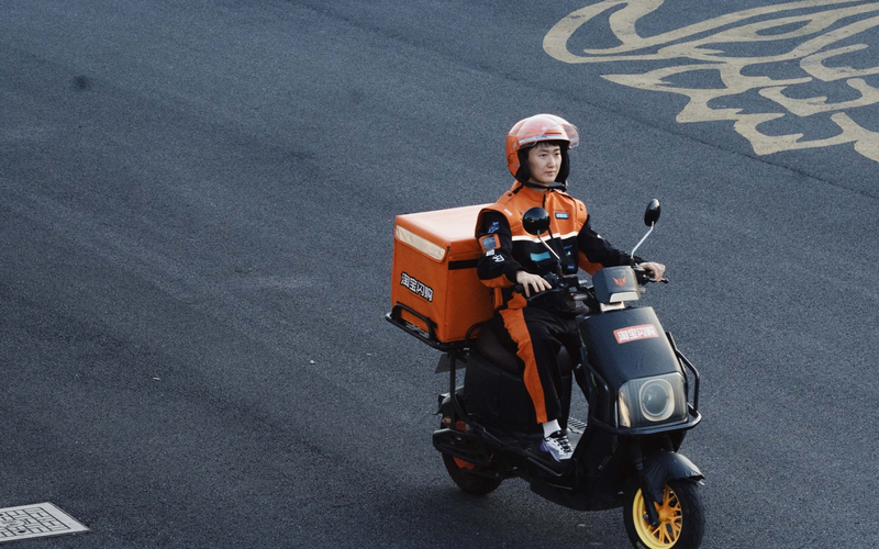 配送員穿上“騎士鎧甲”：一套制服背后的職業(yè)尊嚴變化