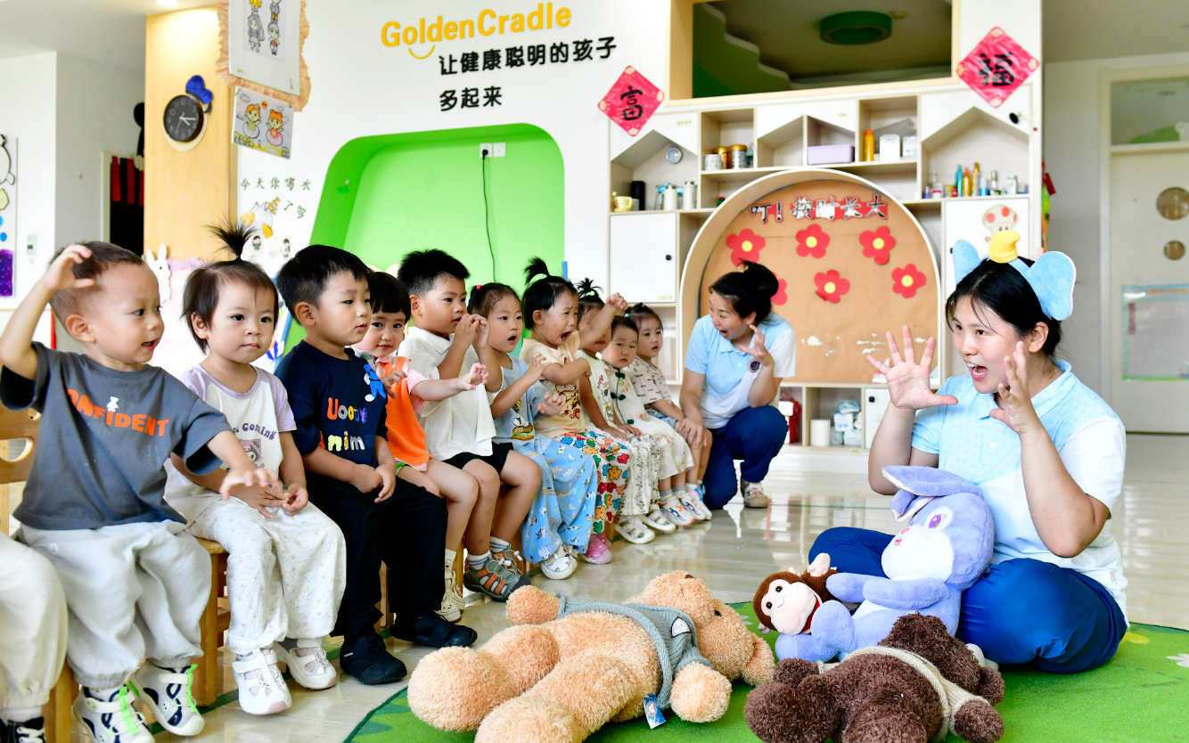 在免费学龄前教育中实施了什么样的“人们的生