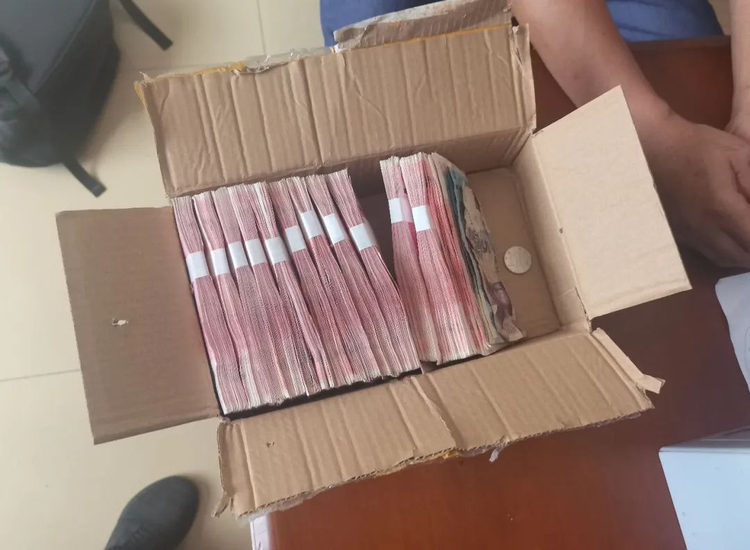 一个男人一直在bast着，乘坐出租车将现金交付给