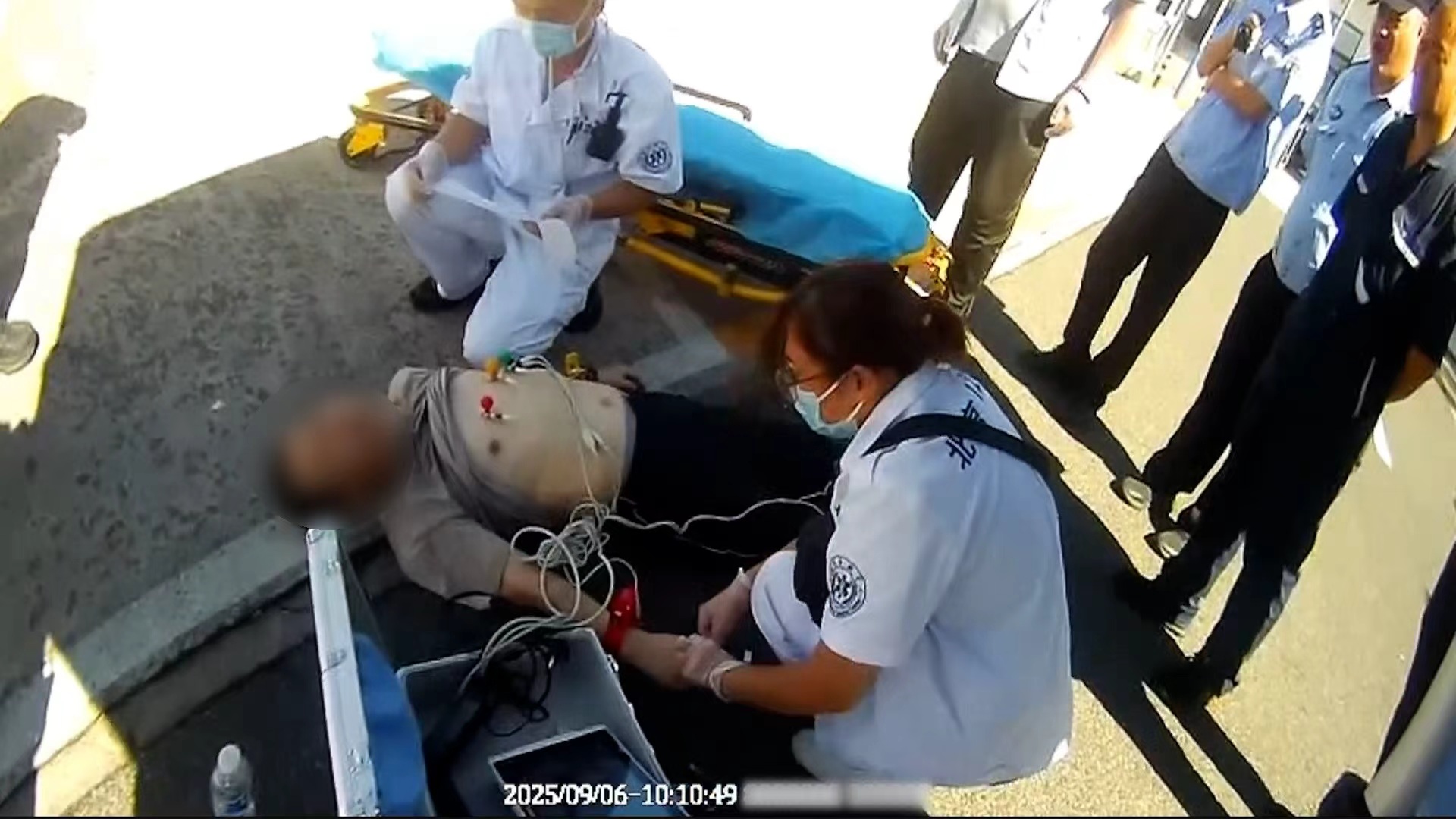 有人心脏病突然跌倒在地，警察在整个旅程中都