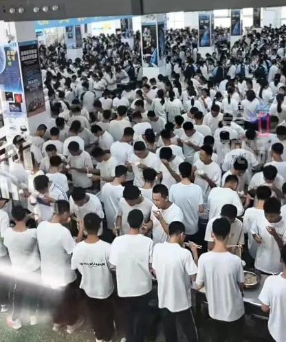 让学生站着用饭，这样的学校传统不要也罢