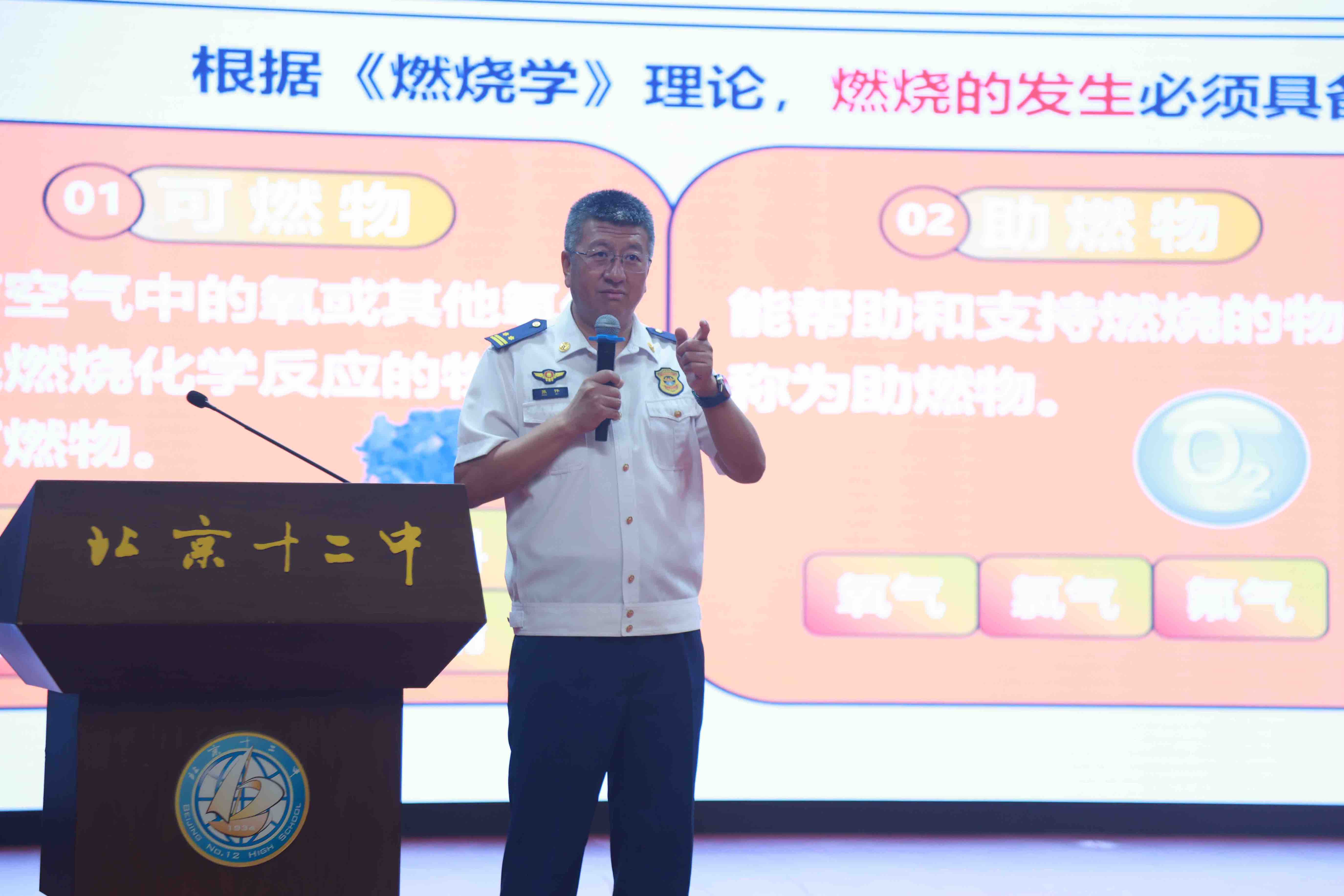 消防宣传车辆开车前往校园，北京富泰消防防火