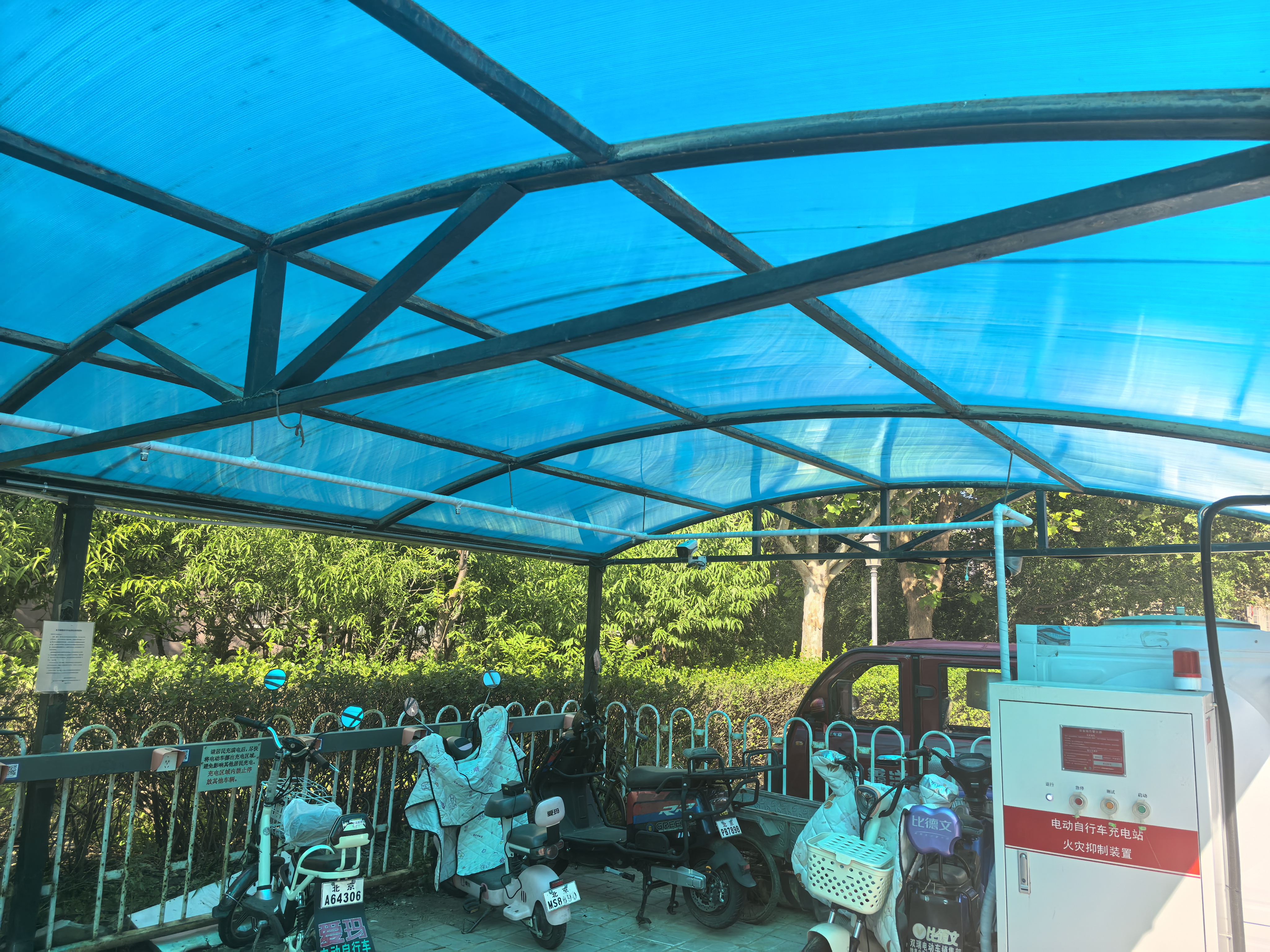 电动自行车的审查员陷入了“及时的降雨”，以