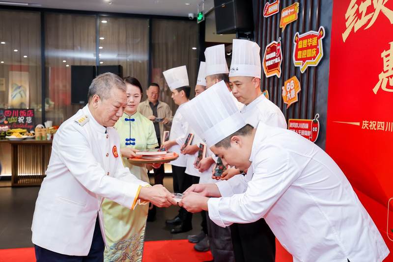 四川饭馆建店66周年，年迈厨师传承“老菜谱” — 新京报