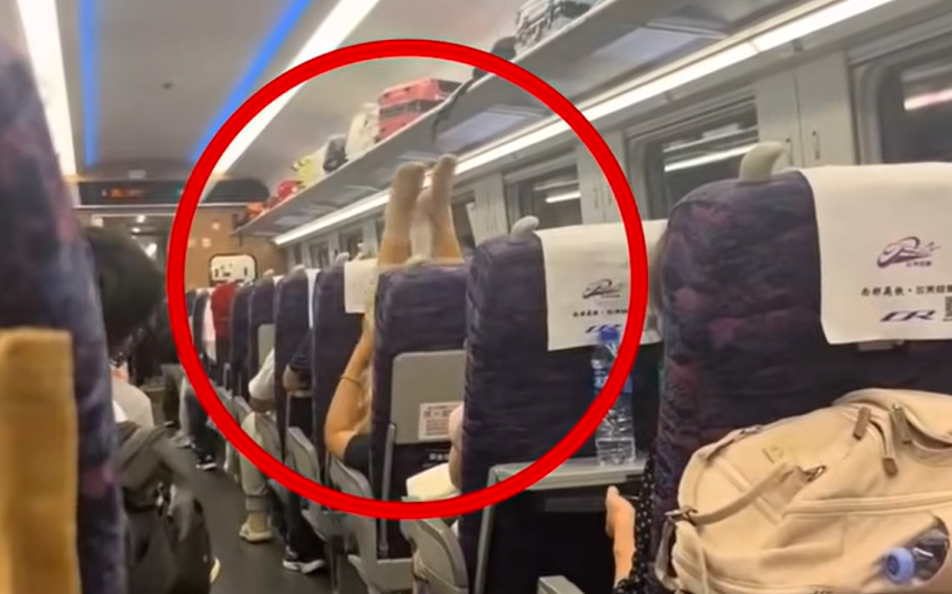 乘客将脚放在高速金属桌子上，他们舒适且体面