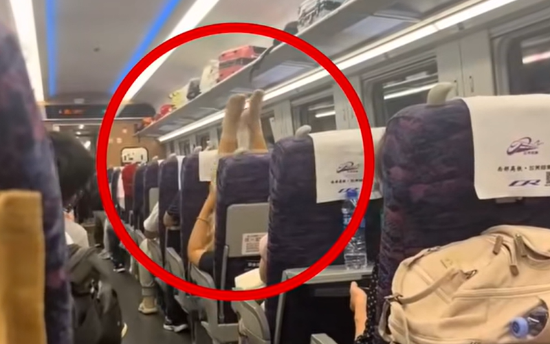 旅客脚放高铁小桌板，娴静有了体面没了