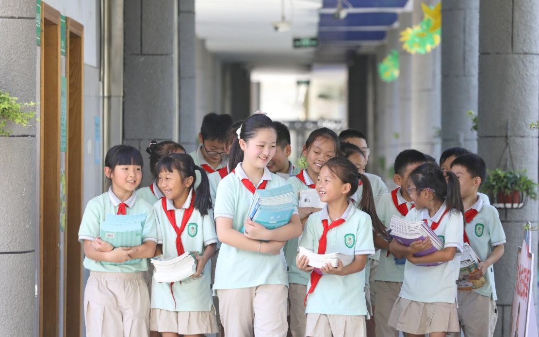 不要强迫校服的穿着并重返学校，以便可以真正