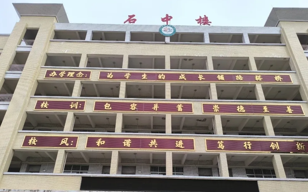 这些女孩在脸上拍了17次，持续了22秒。为什么校