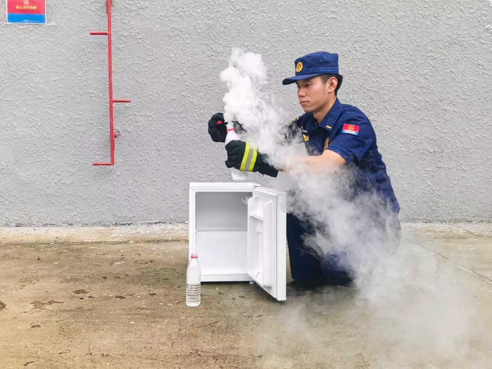 “干冰 +密封容器”是对矿物质爆炸的强烈,令人眼花precove乱的保护