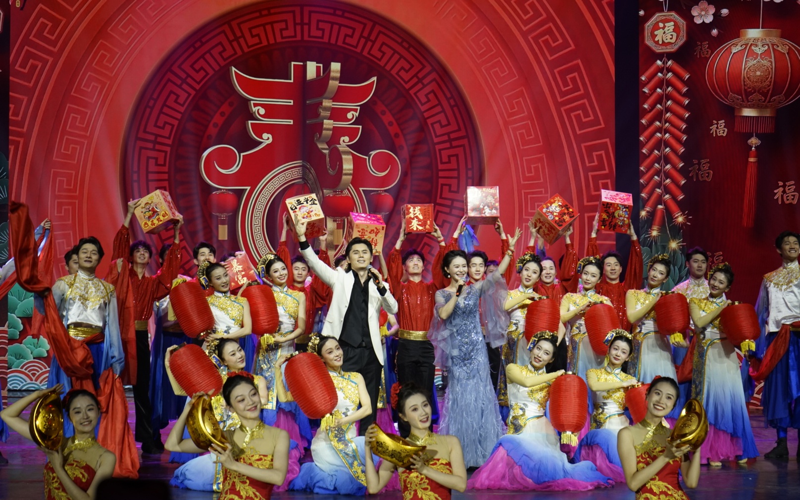 2026专场慰问演出互动环节拉近与外卖骑手、快递员观演距离
