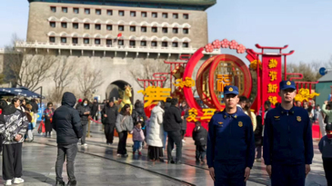 春节假期，消防员携带装备巡逻守护前门大街