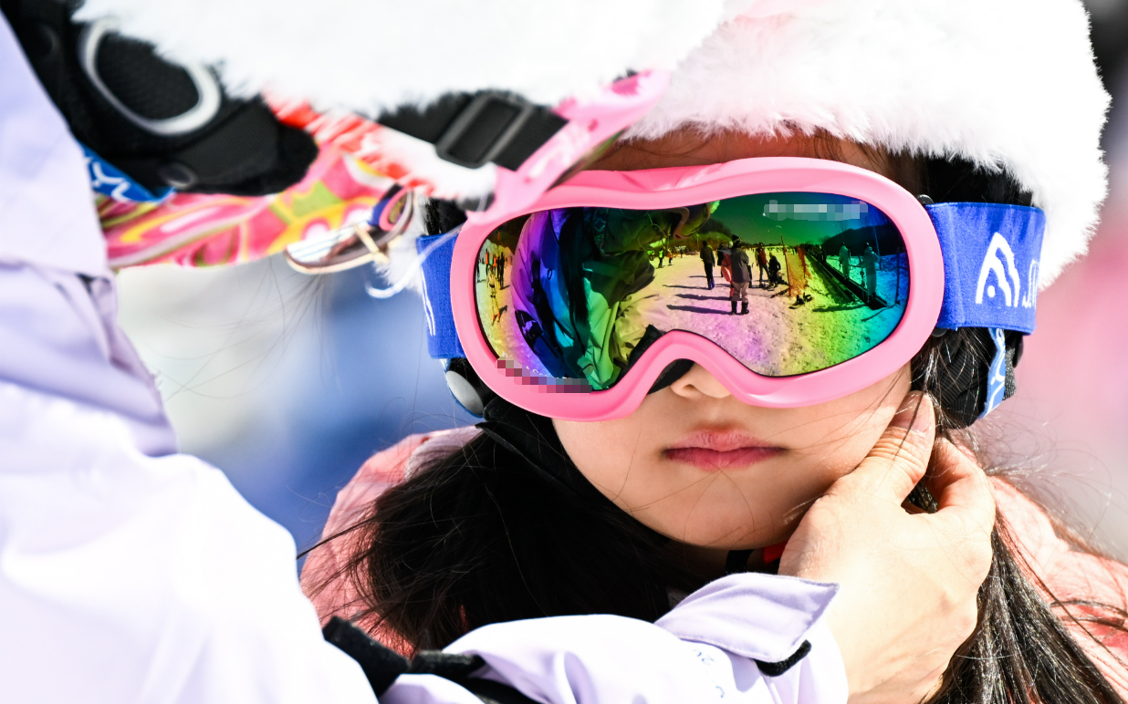1岁婴幼儿滑雪，流量再“香”也别拿孩子当道具 | 新京报快评