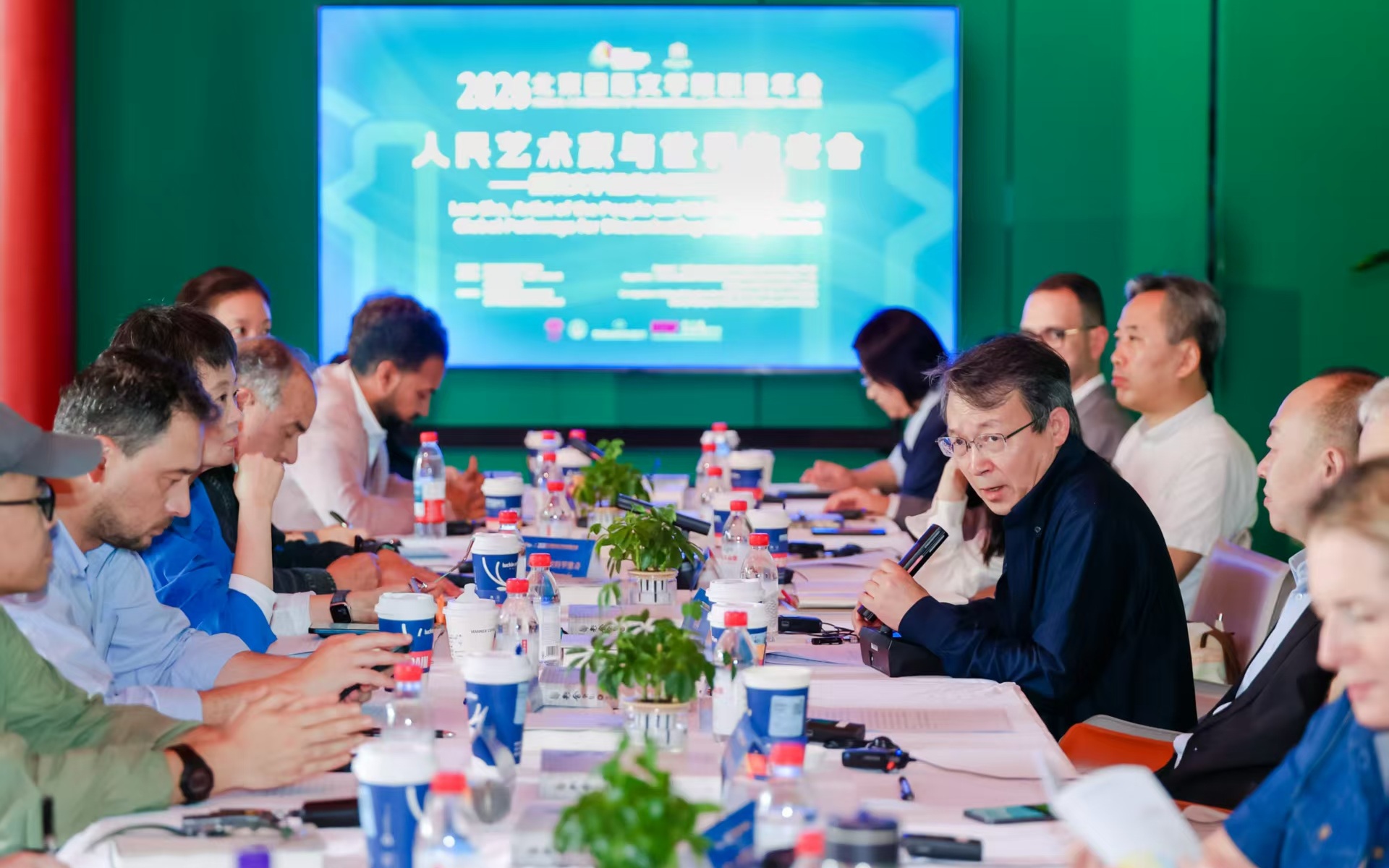 中外学者齐聚法海寺壁画艺术馆，共话老舍何以走向世界