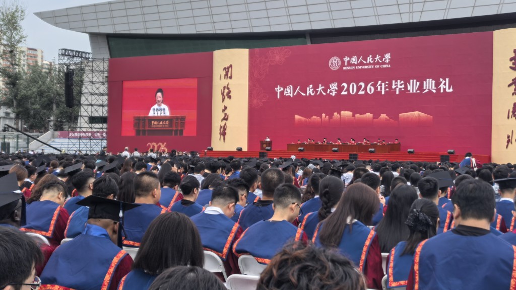 自称“人大校龄7个月的新兵”，校长马怀德送给全校毕业生四句话