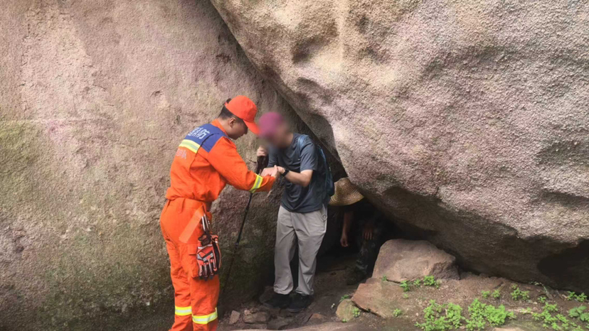 男子独自爬山体力透支被困，北京昌平消防紧急救援护送下山