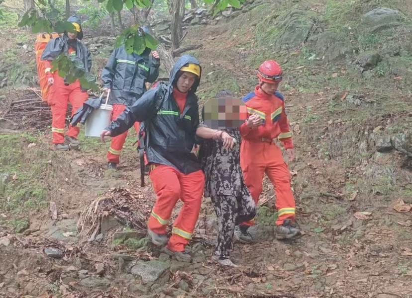 女子进深山采蘑菇突遭野蜂袭击，北京怀柔消防冒雨救援