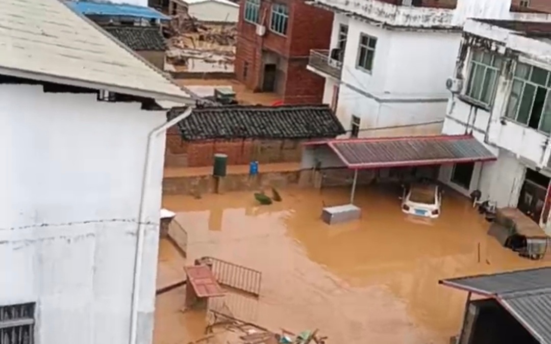 广西横州六蓝水库出现暴雨险情：有村民被困房顶，目前水位已下降
