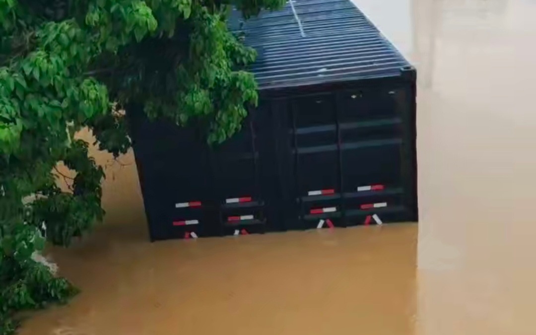 河南两名货运司机途经广西贵港时被洪水围困，31小时后获救