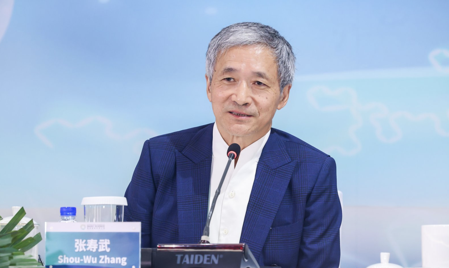 数学家张寿武获颁基础科学奖章，笑称“不敢跟AI交流”