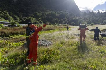 第一批救援力量141人已抵吉隆口岸