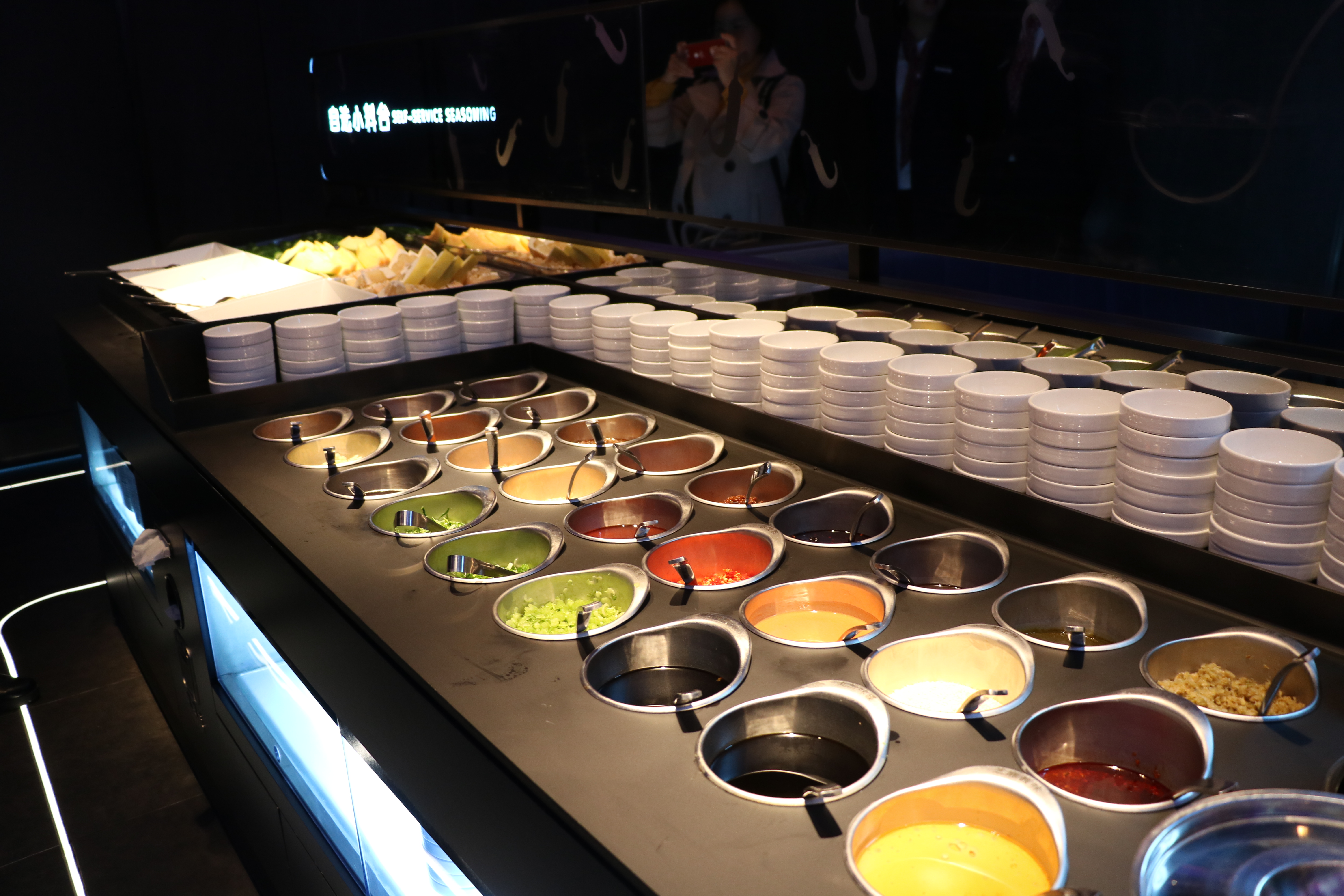 机器人上菜,私人定制锅底,海底捞有这么多黑科技?