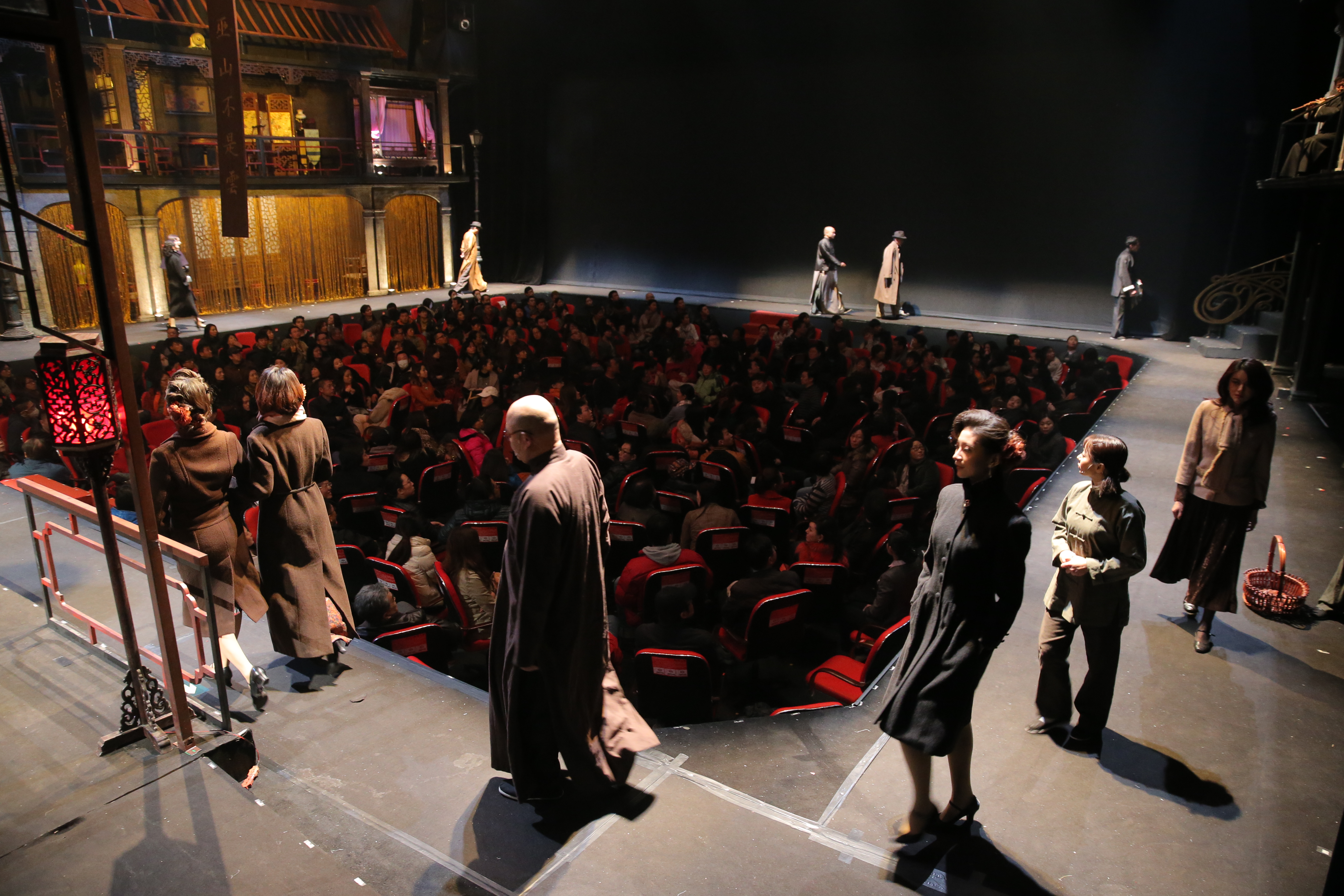 2013年《如梦之梦》演员在四面的舞台上上剧场供图