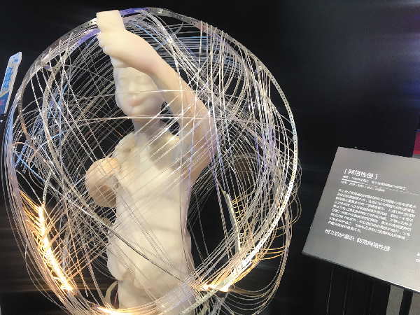 联合国儿童基金会展出的"网络茧儿"装置艺术,意在提醒儿童防范网络