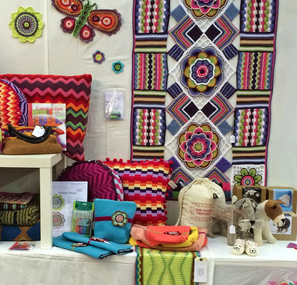 ���д������ƺ�������Ŀ��ͼ���������ǿ������ֹ���֯�������͸��Ҵ����Ĳ�һ����װ�η�񡣳���̺�ӣ�Jane Crowfoot����֯�˺ܶ�Ҿ���Ʒ�����桢���桢���ɴ�����ߵȡ�