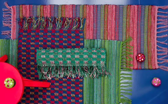 �ﶬʱ�ڣ��ڴ�β�򴲲���һ��С��̺�����µ�ʱ�Ÿв����������̺��ɫ������ͼ����ϸ��������װ�Σ�Ҳ����������Ӿ����㡣