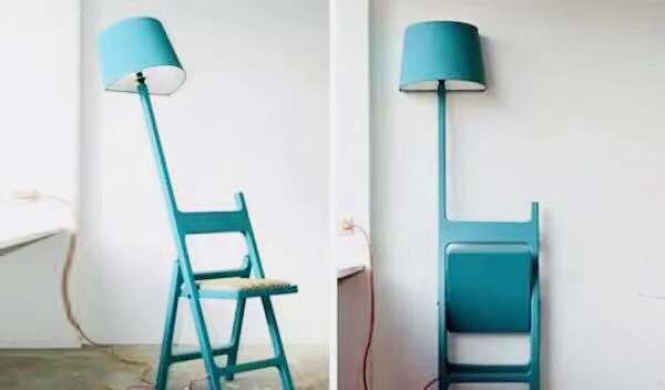 这种折叠椅自带光源,折叠起来还可以当一盏落地灯。如果条件允许,加一张小型书桌,1㎡的阅读角也能安放下你的书房心愿。