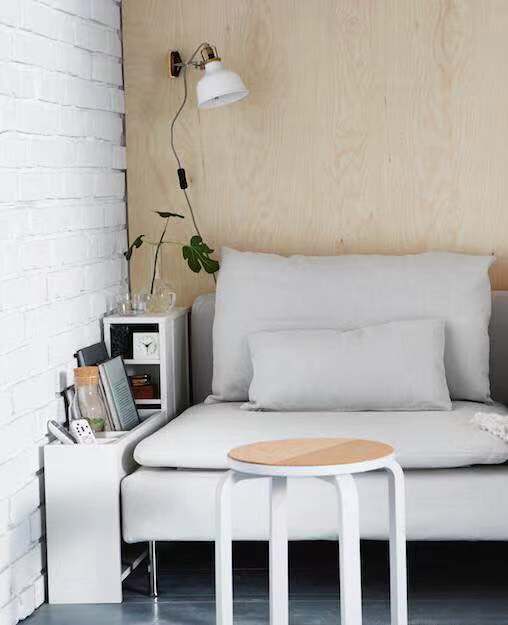 日系收纳中很火的“夹缝收纳柜”,将所需物件收纳其中,小缝隙也可以利用起来。厨房也是同样道理,橱柜间用来放餐具、调味品、零食等都可以。上面摆放些小插花、绿植点缀,实用还不失生活情趣。