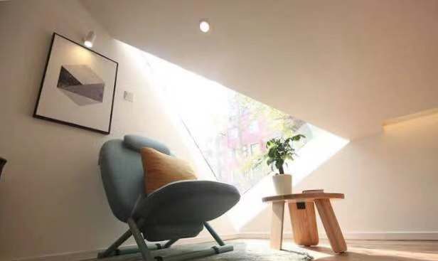 同样只需不超过1㎡面积,你就可以玩儿情调。一块小圆地毯,一张舒适的休闲椅,一个放植物或水杯的小凳,就能打造出一个迷你休闲空间,完美!