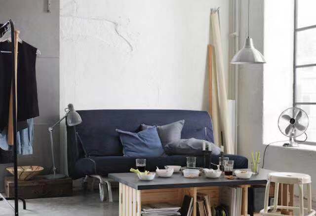 记得,茶几下面的空间同样可以充分利用哦!把茶几下方的空间分成小隔断,可以兼具收纳书籍画册等物品,随手取用也很方便。