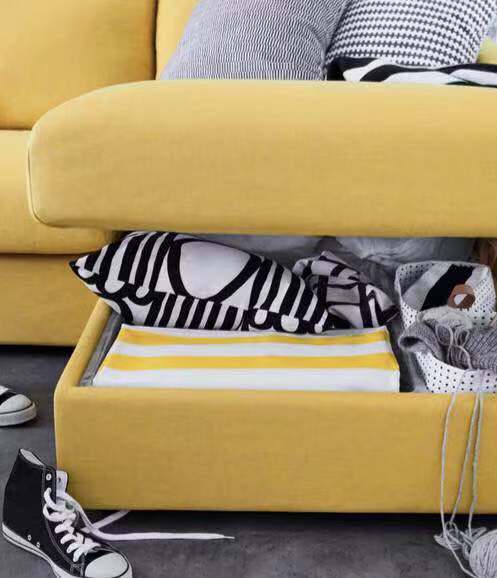 还有坐椅下的空间也能充分利用,收纳换季的衣物和小件毛毯、沙发套等织物,也便于取放。双人凳下设计成储物箱的形式,可容纳很多东西,书房、餐厅都适合。