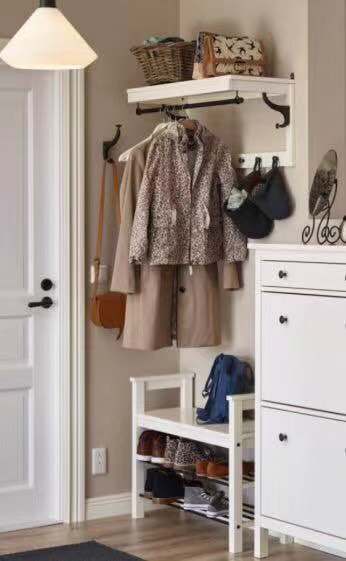 换下的大衣,外出的包包,还有帽子、小手袋都可以挂上。当然,还可以钉块小搁板,随手就能放眼镜、证件、钥匙等小件物品。喜欢设计的还可钉个可爱造型,给空间增添点乐趣。