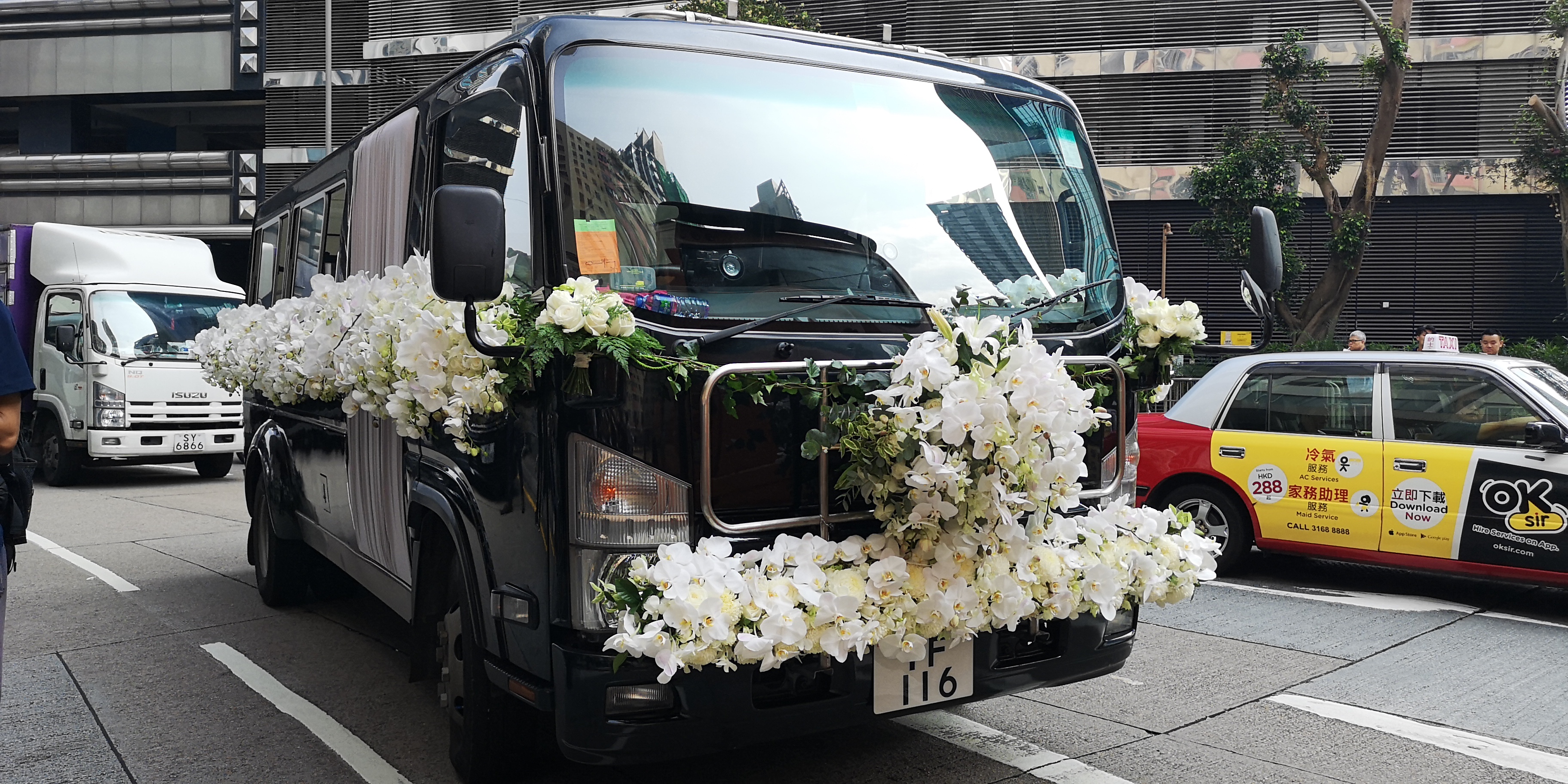 下驶离香港殡仪馆,搭载车牌为tf116的灵车前往香港大屿山宝莲寺火化