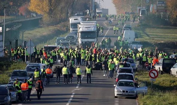 在法国各城市的高速公路、停车场、收费站、加油站等，示威者统一身着黄背心，组成“人肉路障”，导致多处交通堵塞。