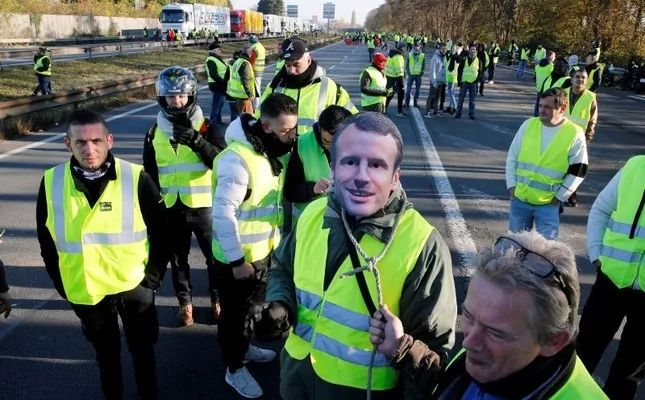 法国28万人示威游行，他们因为油价太贵围堵了总统府？