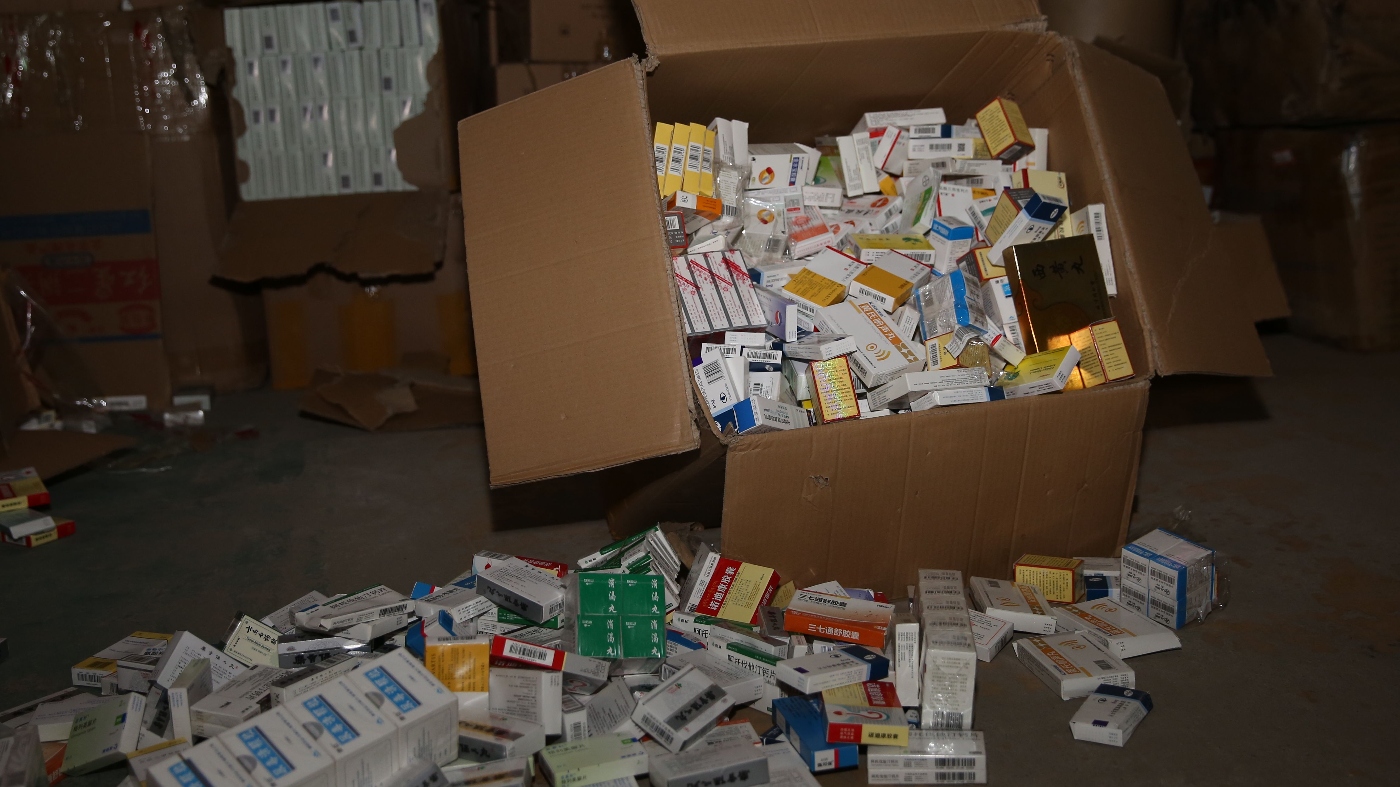 主要包括过期变质,无标签标示和假冒伪劣等不合格食品药品约150吨