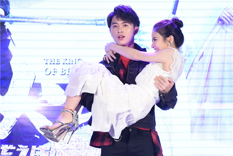 张逸杰,赖雨蒙现场上演公主抱.