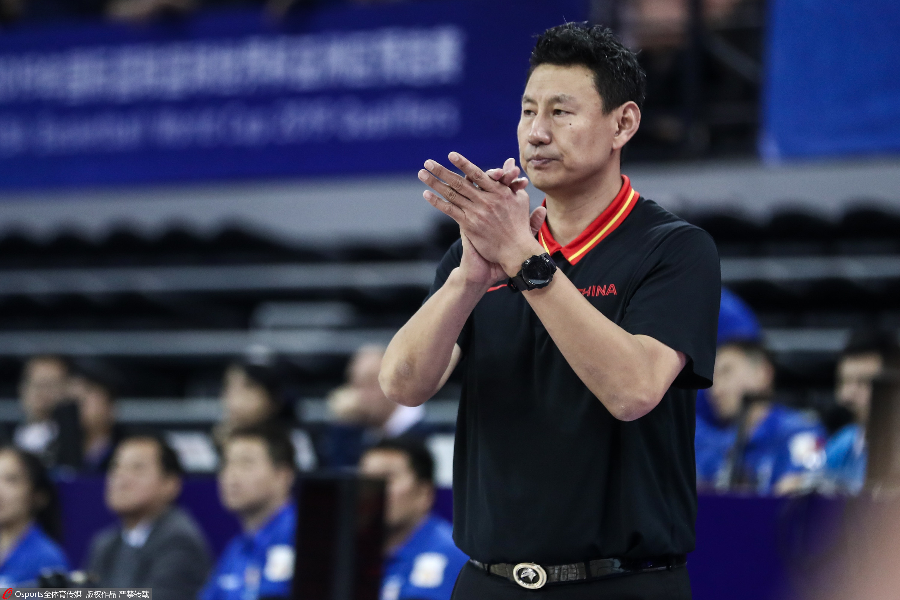 两场世预赛均大比分获胜,中国男篮主帅李楠很满意.