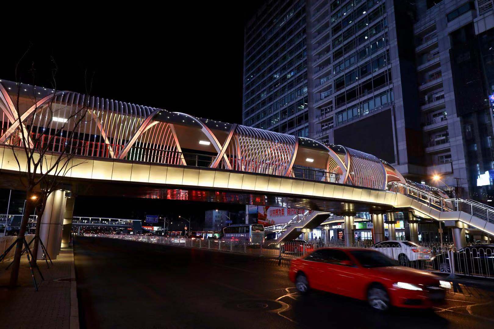 新地标!"双螺旋"过街天桥亮相中关村大街