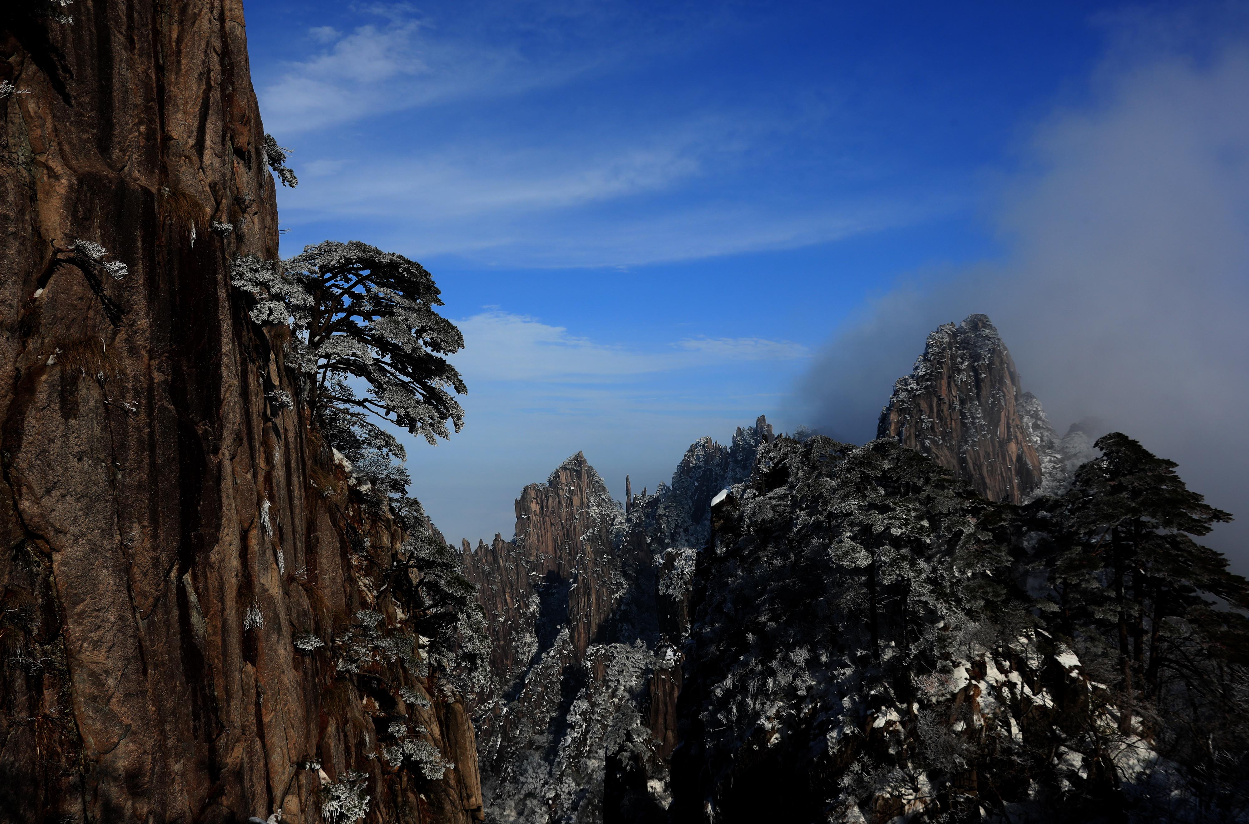 安徽黄山景区雪后现大面积雪凇景观