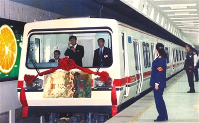 1999年9月28日,复八线开通,首批V型车投入行使,这是北京第一批带空调车辆。北京地铁运营有限公司供图