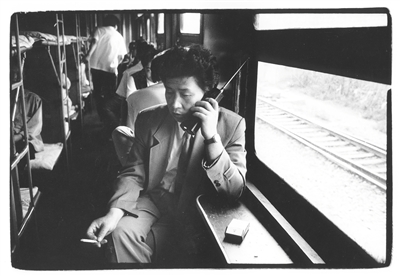 1994年,从沈阳开去大连的火车上,卧铺车厢里打年年迈的旅客。 王福春/视觉中国