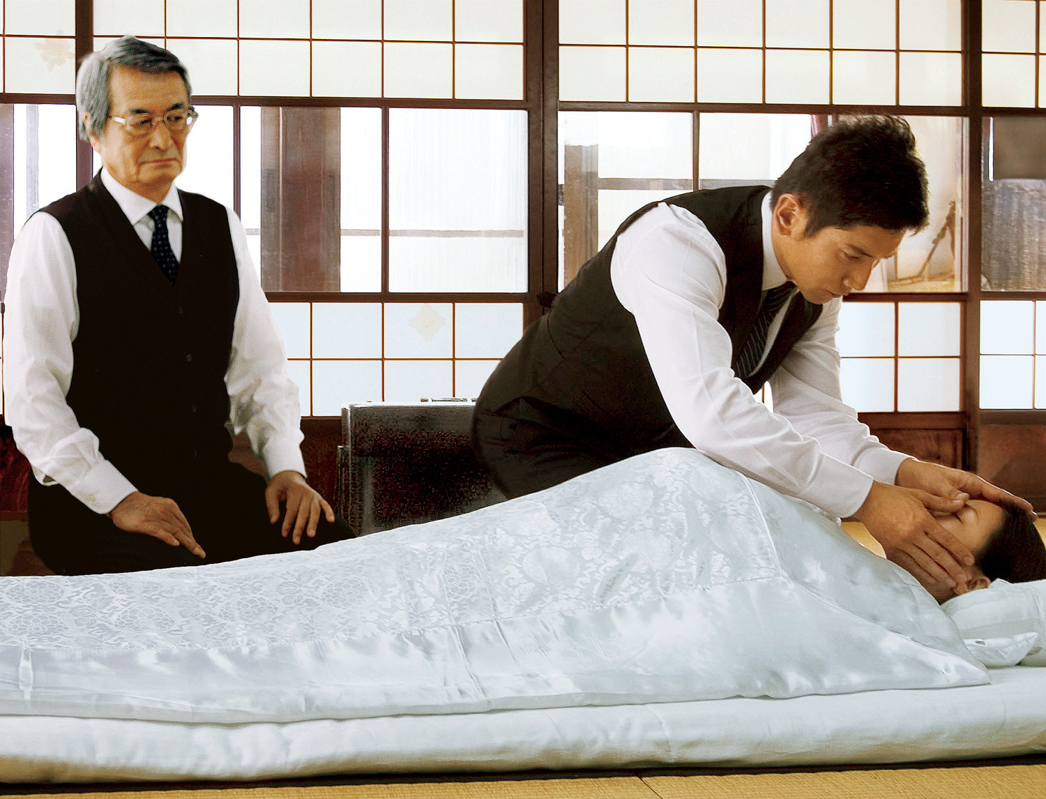 《入殓师》导演来华拍片,他曾凭粉红电影出道